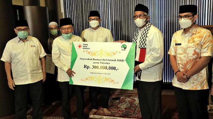 JK Serahkan Bantuan untuk Palestina di Masjid Raya Bintaro Jemaah Masjid Raya Bintaro Jaya menyumbangkan bantuan Rp 300 juta untuk Palestina. Acara ini dihadiri Ketua Umum Dewan Masjid Indonesia sekaligus Wapres ke-10 dan ke-12 Jusuf Kalla (JK).