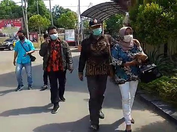 Beberapa hari yang lalu, Desa Kepohkidul mengembalikan 68 paket bansos program Natura ke Kecamatan Kedungadem, Bojonegoro. Kini Kades Kepohkidul, Samudi membuat pengaduan ke polisi.