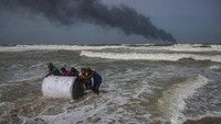 Akibatnya, 25 awak kapal dan 12 pemadam kebakaran harus dievakuasi. Angkatan Laut Sri Lanka sempat mendengar ledakan dari kapal.  
