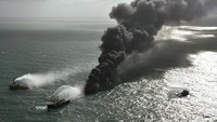Asap mengepul dari kapal kontainer MV X-Press Pearl yang terbakar di lepas pantai Kolombo, Sri Lanka, Rabu (26/5/2021) waktu setempat.  