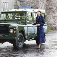 Di tengah kunjungannya ke Skotlandia, Pangeran William dan Kate Middleton menghadiri screening film terbaru Disney, Cruella, Rabu (26/8/2021). Acara yang didedikasikan bagi para tenaga kesehatan NHS itu digelar di halaman Istana Holyroodhouse yang disulap menjadi bioskop drive-in dadakan. (Foto: Chris Jackson/PA via AP)