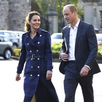 Saat Kate Middleton berjalan, tampak sebuah dress berwarna emas yang mengintip di balik luaran stylish tersebut.  Menyempurnakan gayanya, sepasang anting biru batu safir milik Ratu Elizabeth II. Tidak ketinggalan heels berwarna hijau zamrud yang chic. (Foto: Chris Jackson/PA via AP)