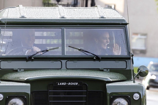 Pasangan Cambridge ini tiba dengan Land Rover Defender vintage milik mendiang kakek William, Pangeran Philip. Jip berwarna hijau tersebut dibuat pada 1966 sesuai dengan spesifikasi permintaan suami Ratu Elizabeth II itu. (Foto: Chris Jackson/PA via AP)