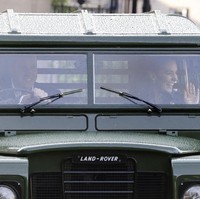 Pasangan Cambridge ini tiba dengan Land Rover Defender vintage milik mendiang kakek William, Pangeran Philip. Jip berwarna hijau tersebut dibuat pada 1966 sesuai dengan spesifikasi permintaan suami Ratu Elizabeth II itu. (Foto: Chris Jackson/PA via AP)