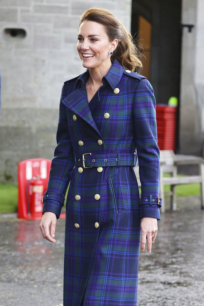 Trench coat tersebut merupakan rancangan Holland Cooper, salah satu desainer favorit Kate. Busana bernama Marlborough Trench Coat in Heather Tartan ini hadir dalam gaya militer dengan kancing double-breast, berikut sabuk berkepala emas yang stylish. Menurut Daily Mail, fashion item ini berharga 849 pound sterling atau mencapai Rp 17,2 juta. (Foto: Chris Jackson/PA via AP)