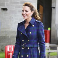 Trench coat tersebut merupakan rancangan Holland Cooper, salah satu desainer favorit Kate. Busana bernama Marlborough Trench Coat in Heather Tartan ini hadir dalam gaya militer dengan kancing double-breast, berikut sabuk berkepala emas yang stylish. Menurut Daily Mail, fashion item ini berharga 849 pound sterling atau mencapai Rp 17,2 juta. (Foto: Chris Jackson/PA via AP)