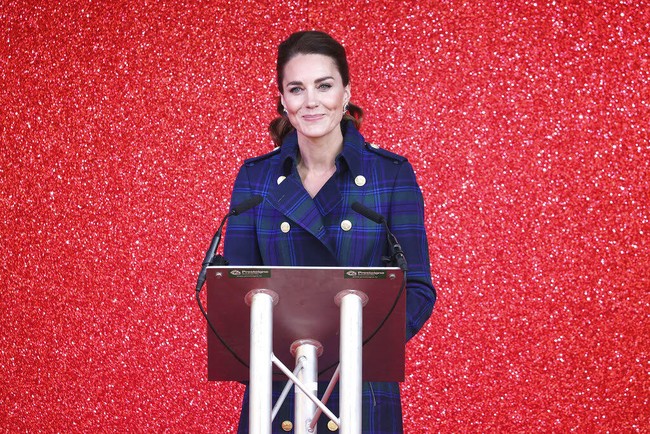 Kontras dengan desain jip tersebut, keeleganan gaya yang muncul lewat pilihan busana Kate Middlleton. Dikenal suka memakai pakaian lama, ibu tiga anak ini memberikan penampilan yang berbeda dengan trench coat biru bermotif tartan yang disebut-sebut sebagai pendatang baru di koleksi pakaiannya. (Foto: Chris Jackson/PA via AP)