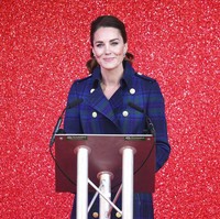 Kontras dengan desain jip tersebut, keeleganan gaya yang muncul lewat pilihan busana Kate Middlleton. Dikenal suka memakai pakaian lama, ibu tiga anak ini memberikan penampilan yang berbeda dengan trench coat biru bermotif tartan yang disebut-sebut sebagai pendatang baru di koleksi pakaiannya. (Foto: Chris Jackson/PA via AP)