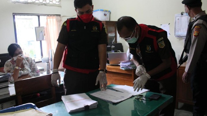 Kejari Karangasem geledah kantor Dinsos Karangasem untuk mencari bukti dugaan korupsi pengadaan masker.