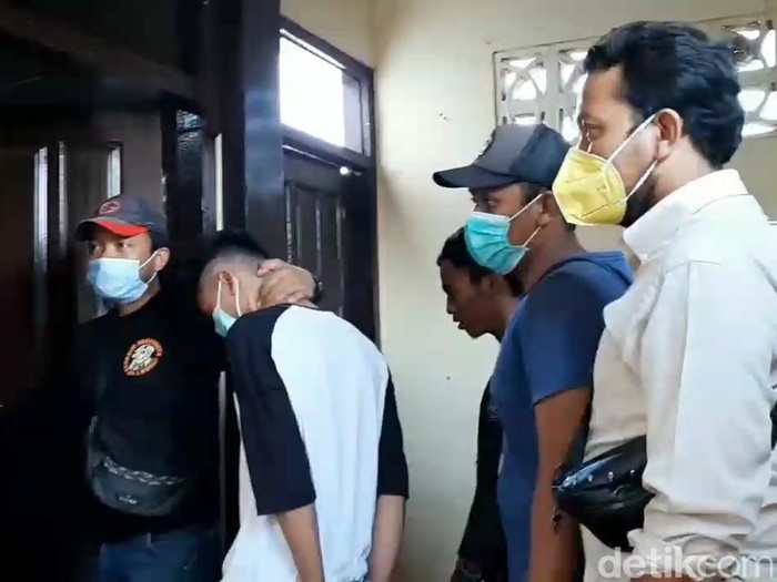LUI (23), karyawati restoran di Kota Pasuruan yang dianiaya tunangannya, Bagus Cahyono (23) mengalami trauma. Ia belum bisa dimintai banyak keterangan.