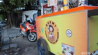 Semakin berganti tahun, penjual kembang tahu keliling agaknya semakin langka. Namun baru-baru ini, ada gerai kembang tahu kekinian yang menjadi favorit milenial. Foto: detikcom/Riska Fitria