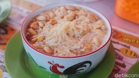 Misalnya dengan menambahkan pilihan topping ke dalam racikan kembang tahunya. Mulai dari keju, susu, kacang mete, madu dan masih banyak lagi. Foto: detikcom/Riska Fitria