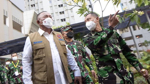 Kepala Badan Nasional Penanggulangan Bencana (BNPB) Letjen TNI Ganip Warsito (kedua kiri) berbincang dengan Kepala Pusat Kesehatan (Kapuskes) TNI Mayjen TNI Tugas Ratmono (kanan), Pangdam Jaya Mayjen TNI Dudung Abdurachman (kedua kanan) dan Komandan Lapangan Rumah Sakit Darurat Covid-19 (RSDC) Wisma Atlet Letkol (Mar) Muhammad Arifin (kiri) saat mengunjungi RSDC Wisma Atlet, Kemayoran, Jakarta, Rabu (26/5/2021). Letjen TNI Ganip Warsito meninjau fasilitas kesehatan RSDC Wisma Atlet Kemayoran perdana usai dilantik menggantikan pejabat lama Letjen TNI Doni Monardo. ANTARA FOTO/M Risyal Hidayat/rwa.