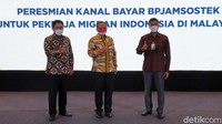 Direktur Utama BP Jamsostek Anggoro Eko Cahyo bersama Direktur Utama Bank Mandiri Darmawan Junaidi dan Sekretaris Utama BP2MI Tatang Budie Utama Razak meresmikan kanal bayar iuran BP Jamsostek bagi Pekerja Migran Indonesia (PMI) di Malaysia, Jakarta, Kamis (27/05).