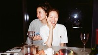 Bersama sahabatnya, Lee Da In pernah membagikan momen seru saat makan malam bersama. Mereka tampak menikmati beberapa hidangan dan wine. Foto: Instagram @xx__dain