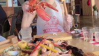 Momennya makan lobster juga diabadikan. Lobsternya berukuran jumbo siap ia santap. Ada juga seafood lainnya yang disajikan di atas meja. Foto: Instagram @xx__dain