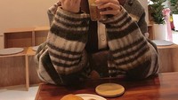 Ia juga suka mengunjungi kafe. Biasanya ia memesan cake dan secangkir kopi. Foto: Instagram @xx__dain