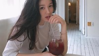Tak hanya kopi dan milkshake, Lee Da In juga suka memesan jus segar saat sedang berada di kafe. Foto: Instagram @xx__dain