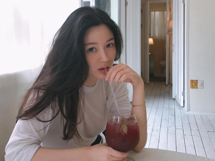 Potret Cantik Lee Da In, Pacar Lee Seung Gi yang Suka Makan Lobster