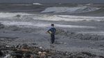 Limbah Kapal Kargo yang Terbakar Cemari Pantai Sri Lanka