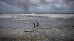 Limbah Kapal Kargo yang Terbakar Cemari Pantai Sri Lanka
