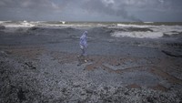 Pemerintah Sri Lanka meminta warga menghindari pantai dan menyentuh benda-benda asing yang mengambang di laut karena kemungkinan itu berasal dari kapal.    
