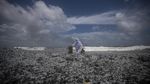 Limbah Kapal Kargo yang Terbakar Cemari Pantai Sri Lanka