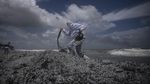 Limbah Kapal Kargo yang Terbakar Cemari Pantai Sri Lanka
