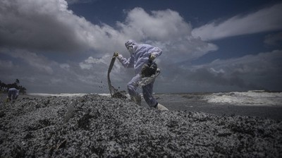 Limbah Kapal Kargo yang Terbakar Cemari Pantai Sri Lanka