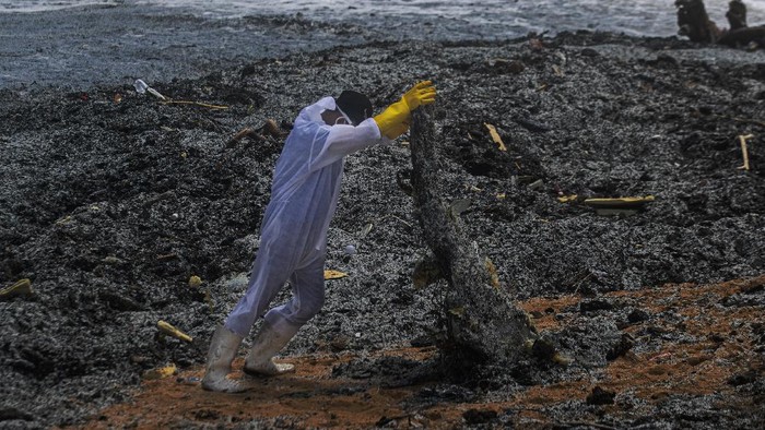 Limbah Kapal Kargo yang Terbakar Cemari Pantai Sri Lanka