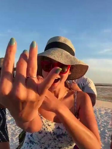 Luna Maya pamer cincin