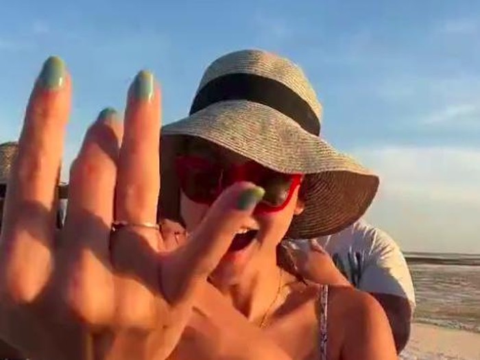 Luna Maya pamer cincin