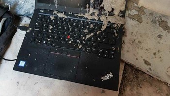 Ketika laptop ketumpahan semen. Foto: dok Bored Panda