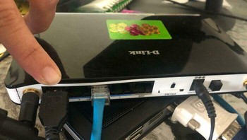 Keisengan menacapkan kabel USB di router.  Foto: dok Bored Panda