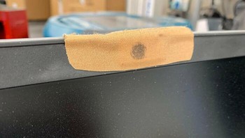 Ada yang menutup webcam dengan plaster luka? Foto: dok Bored Panda