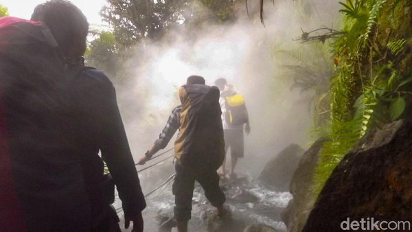 Protokol COVID-19 yang wajib dipatuhi pendaki adalah membawa surat sehat, menggunakan masker, menjaga jarak antar pendaki, menjaga etika batuk dan bersin, mengisi tenda 50 persen dari kapasitas, menjaga jarak antar tenda, tidak mendaki ketika memiliki gejala COVID-19. Â Protokol COVID-19 yang wajib dipatuhi pendaki adalah membawa surat sehat, menggunakan masker, menjaga jarak antar pendaki, menjaga etika batuk dan bersin, mengisi tenda 50 persen dari kapasitas, menjaga jarak antar tenda, tidak mendaki ketika memiliki gejala COVID-19. Â