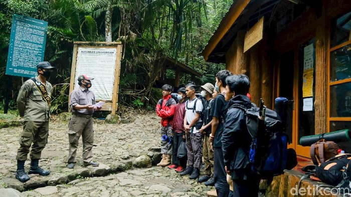 Mau Isi Liburan Naik Gunung Gede? Begini Syaratnya Gunung Gede menjadi salah satu destinasi wisata favorit warga Jabodetabek karena lokasinya yang strategis. Pihak taman nasional sudah kembali membolehkan pendakian ke Gunung Gede saat pandemi COVID-19.