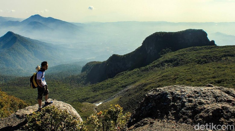 Gunung Gede menjadi salah satu destinasi wisata favorit warga Jabodetabek karena lokasinya yang strategis. Pihak taman nasional sudah kembali membolehkan pendakian ke Gunung Gede saat pandemi COVID-19.