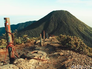12 Gunung di Indonesia yang Cocok untuk Pendaki Pemula