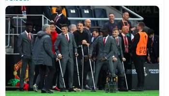 Jose Mourinho pun dibanding-bandingkan dengan Solskjaer karena bisa memenangkan Liga Eropa dengan pemain banyak cedera. Foto: Twitter