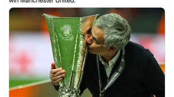 Mourinho adalah pelatih terakhir MU yang mempersembahkan trofi. Foto: Twitter