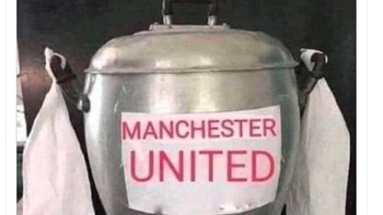 Trofi seadanya buat MU karena finish di atas Chelsea. Foto: Twitter