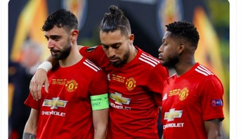 Sudah empat tahun berlalu dan MU belum juga meraih trofi juara. Foto: Twitter