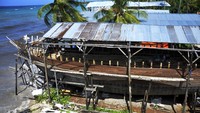 Warga setempat mengatakan proses pembuatan kapal ini membutuhkan waktu lama. Sebab, pembuatan kapal dikerjakan dengan cata tradisional yaitu memakai tenaga manusia.  