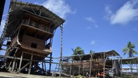 Pembuatan kapal ini juga perlu melewati beberapa proses, mulai dari pemesanan kayu besi, pemotongan, sampai dengan pembentukan interior kapal.  