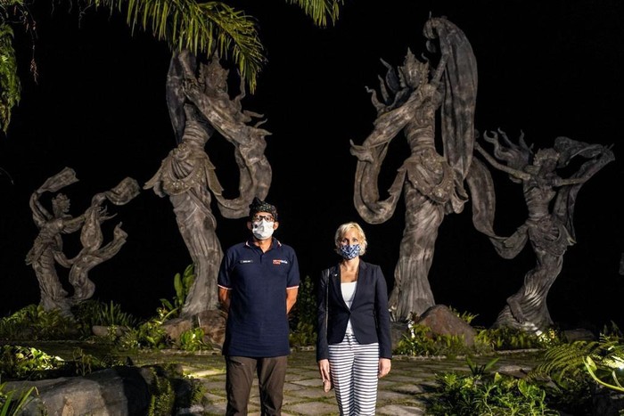 Menparekraf Sandiaga Salahuddin Uno menjamu Duta Besar Hungaria untuk Indonesia H.E Judit Pach bersama suaminya.