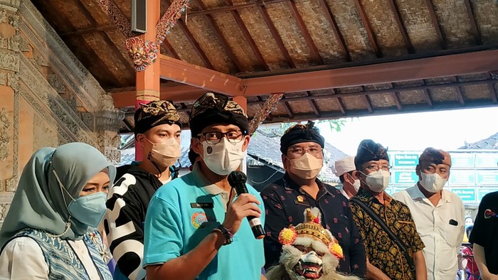 Menparekraf Sandiaga Salahuddin Uno mengunjungi Desa Wisata Mas di Kecamatan Ubud, Kabupaten Gianyar, Bali, Rabu (26/5/2021).