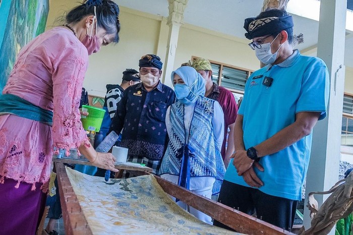 Menparekraf Sandiaga Salahuddin Uno mengunjungi Desa Wisata Mas di Kecamatan Ubud, Kabupaten Gianyar, Bali, Rabu (26/5/2021).