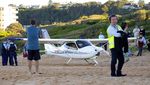Mesin Rusak, Pesawat Ini Mendarat Darurat di Pantai Sydney