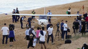 Mesin Rusak, Pesawat Ini Mendarat Darurat di Pantai Sydney